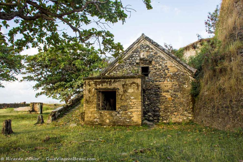 Imagem das construções de pedras no Forte.